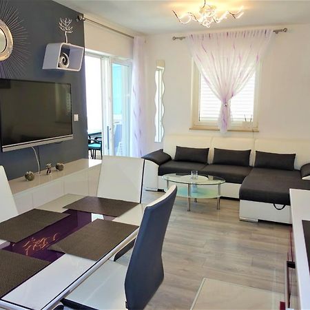 New And Modern Apartment Karavona Bol Exteriör bild