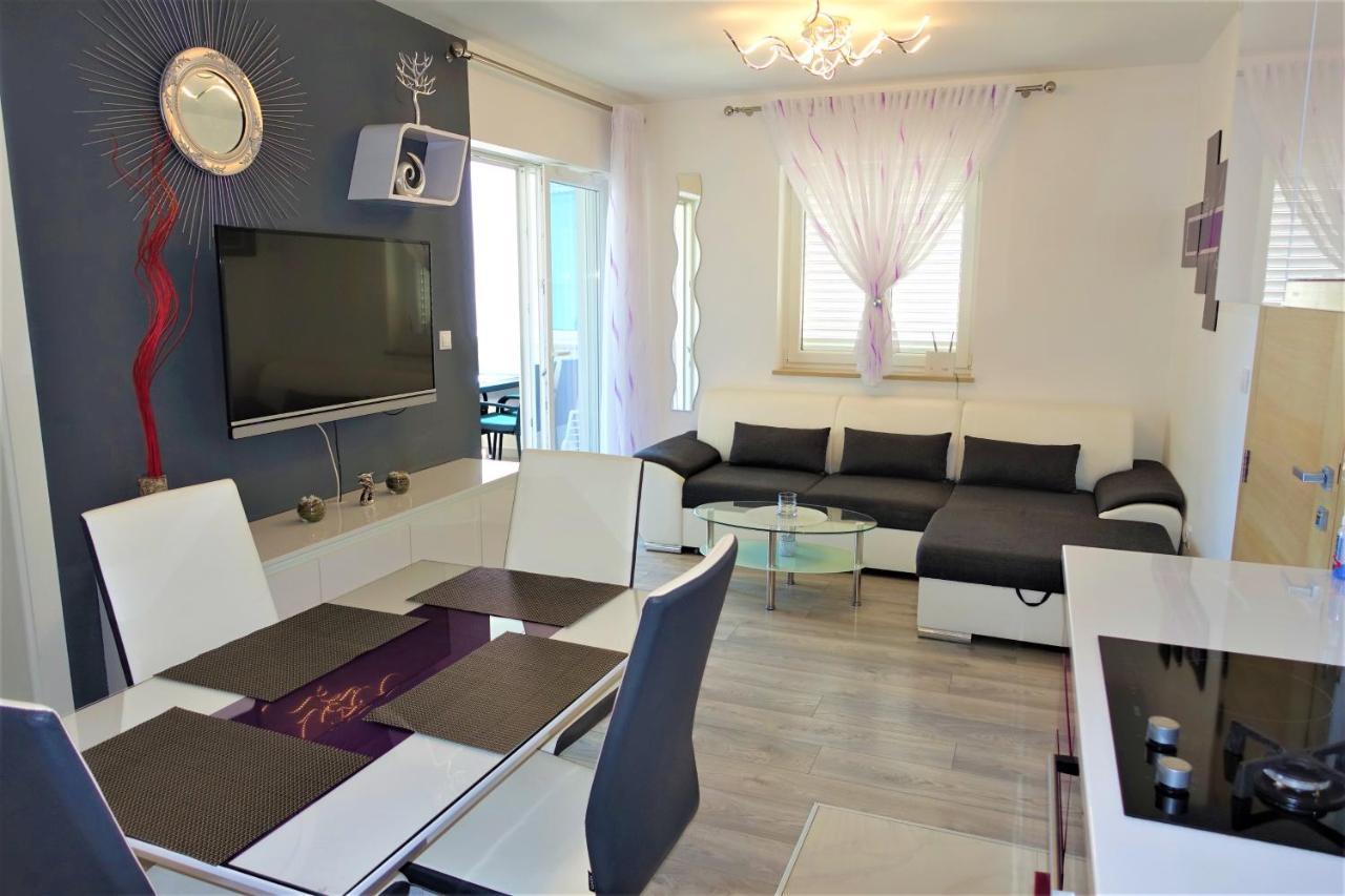 New And Modern Apartment Karavona Bol Exteriör bild